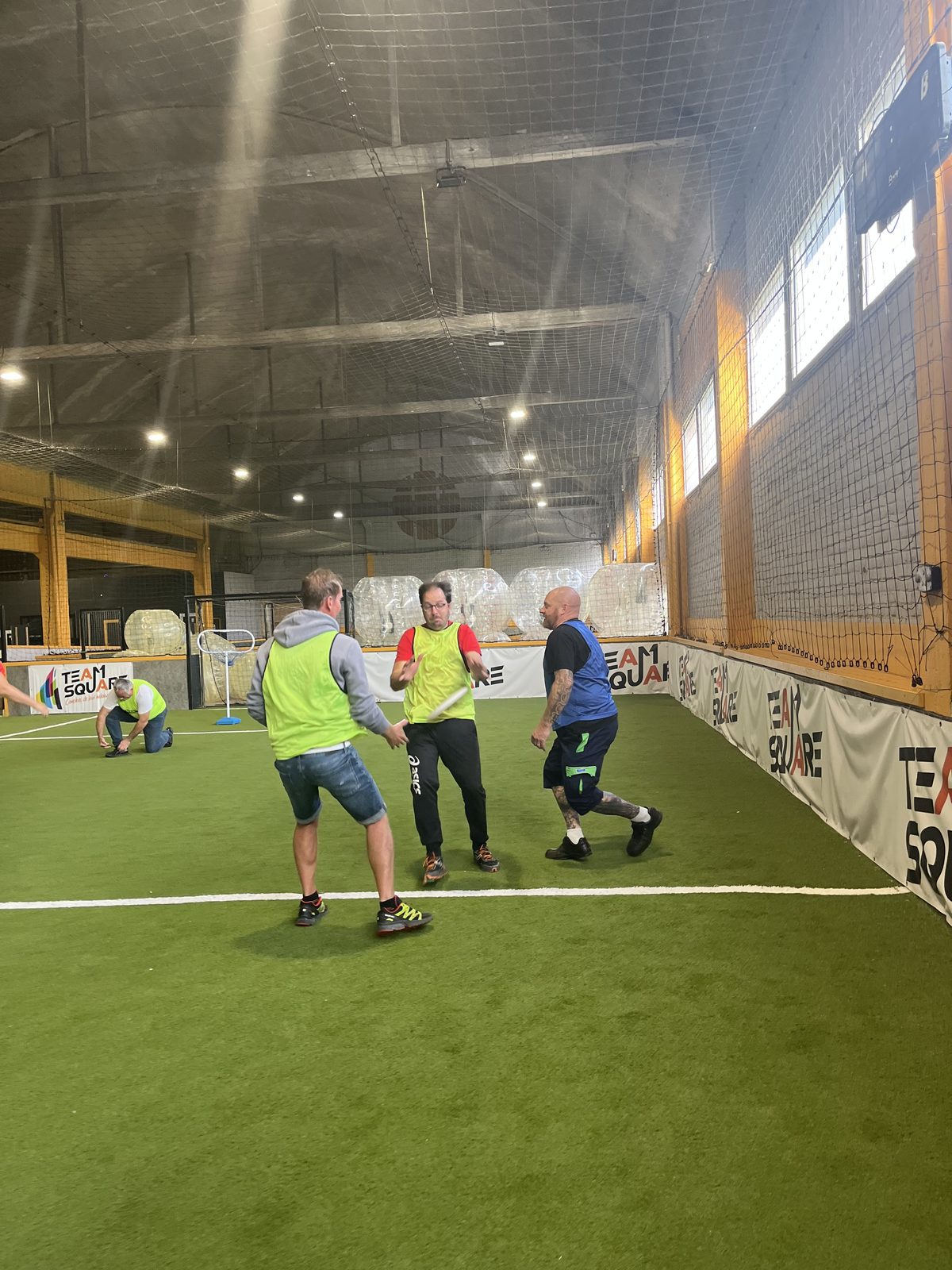 Une équipe en pleine activité de cohésion chez Team Square